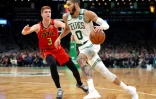 Jayson Tatum (d) des Boston Celtics dribble face Ă Kevin Huerter des Atlanta Hawks en NBA, le 3 janvier 2020 Ă Boston