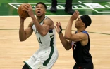 Giannis Antetokounmpo (g) des Milwaukee Bucks face à Darius Bazley d'Oklahoma City en NBA le 20 février 2021 au Fiserv Forum à Milwaukee