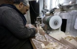 Un artisan incruste de nacre un panneau de bois, dans son atelier à Damas, le 1er décembre 2015