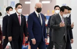 Le patron de facto de Samsung Lee Jae-yong (à gauche) fait visiter l'usine Samsung de Pyeongtaek, près de Séoul, aux présidents américain Joe Biden et sud-coréen Yoon Suk-yeol (à droite), le 20 mai 2022