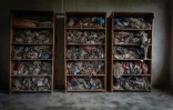 Les vêtements des victimes du génocide exposés au mémorial de Murambi, le 21 avril 2022 à Nyamagabe, au Rwanda