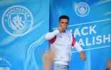 La nouvelle recrue de Manchester City, l'Anglais Jack Grealish, salue les supporters, lors de sa présentation officielle, le 9 août 2021 à l'Etihad Stadium