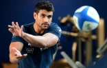 Le centre du XV de France Wesley Fofana passe le ballon lors d'une séance d'entraînement, le 5 février 2019 à Marcoussis   