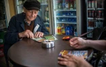 Stoïan Stoïmenov, 96 ans, en plein grattage dans un café du village de Tsurkva,le 28 mai 2018 en Bulgarie