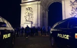 Des policiers manifestent devant l'Arc de Triomphe, le 13 juin 2020 à Paris
