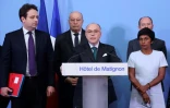 Le Premier ministre Bernard Cazeneuve (c) fait une déclaration à la presse sur la situation en Guyane, en présence du ministre de l'Intérieur Matthias Fekl (g), du ministre de l'Aménagement du Territoire Jean-Michel Baylet (2e g), du ministre de la Justice Jean-Jacques Urvoas (2e d) et de la ministre des Outre-mer Ericka Bareigts (d), le 4 avril 2017 à l'Hôtel Matignon, à Paris