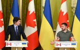 Le président ukrainien Volodymyr Zelensky (D) et le Premier ministre canadien Justin Trudeau se serrent la main après la signature d'accords bilatéraux à Kiev, le 10 juin 2023