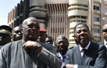 Le président du Burkina Fasso, Roch Marc Christian Kabore (g) et son homologue béninois Thomas Boni Yayi devant l'hôtel Splendid, cible d'une attaque jihadiste, le 18 janvier 2016 à Ouagadougou