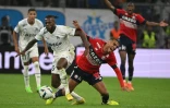 Le défenseur de l'OM Nuno Tavares (g) à la lutte avec le défenseur de Lille Akim Zedadka, le 10 septembre 2022 au Stade Vélodrome 