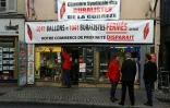 Une banderole est apposée chez un buraliste en guise de protestation contre l'introduction des paquets de cigarettes neutres, à Tulle le 18 septembre 2015