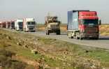 Un véhicule militaire américain en convoi sur une autoroute à l'extérieur de Qamishli, dans la province de Hassaké, au nord-est de la Syrie, le 23 février 2026