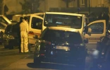 Des policiers autour du lieu de l'arrestation d'un suspect préparant un attentat en France le 25 mars 2016 à Argenteuil