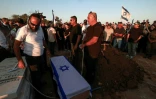 Des membres de la famille et des proches d'Alexander Lobanov, enlevé lors de l'attaque du Hamas du 7 octobre dont le corps a été retrouvé dans un tunnel de la bande de Gaza, le 1er septembre 2024 au cimetière d'Ashkelon dans le sud d'Israël