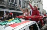 Le président sortant et candidat à la présidentielle du Parti des travailleurs (PT), Luiz Inácio Lula da Silva, salue ses partisans lors d'un rassemblement de campagne avant le second tour de l'élection, le 16 octobre 2026 à Juiz de Fora, dans l'État du Minas Gerais, au Brésil
