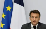 Le président français Emmanuel Macron participe à une vidéoconférence avec le chancelier allemand Olaf Scholz au palais de l'Elysée à Paris, le 12 avril 2024