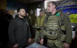Le président ukrainien Volodymyr Zelensky (g) lors d'une visite à une brigade sur la ligne de front dans la région de Koupiansk, le 19 février 2024