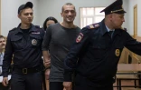 L'artiste russe Piotr Pavlenski escorté par des policiers avant son procès au tribunal de Moscou le 18 mai 2016