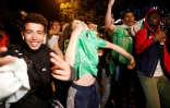 Des supporters de l'Algérie aux Champs Elysées le 14 juillet 2019