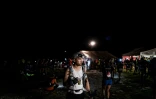 Un concurrent de l'Ultra-Trail du Mont-Blanc (UTMB) à un ravitaillement près des Contamines Montjoie le 30 août 2019