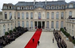 Le président élu Emmanuel Macron sur le tapis rouge menant au perron de l'Elysée où l'attend François Hollande, le 14 mai 2017 à Paris