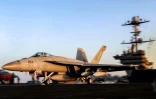 Cette capture tirée d'images partagées par le Commandement militaire américain au Moyen-Orient (Centcom) le 15 mars 2025 montre un avion de combat américain F/A-18 Super Hornet décollant du porte-avions USS Harry S. Truman en mer Rouge