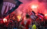Des supporters de Rennes agitent des drapeaux et allument des fumigènes lors du match contre Nantes, le 22 août 2021 à Rennes   