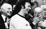 Franz Beckenbauer, le capitain des champions du monde de 1974, reçoit le trophée, le 7 juillet 1974 à Munich