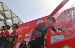 Le Britannique Chris Froome signe un autographe avant le départ de la 5e étape du Tour des Emirats (UAE), entre al-Aïn et Jebel Hafeet, le 27 février 2020