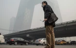 Un homme porte un masque antipollution dans les rues de Pékin le 30 novembre 2015