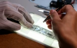 Un technicien répare la pellicule d'un vieux film à l'Institut taïwanais du cinéma et de l'audiovisuel (TFAI), le 23 juin 2026 à Taipeï
