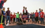 Un enfant saute sur un trampoline lors des "Olympiades des tentes", organisées dans un camp de déplacés du nord-ouest de la Syrie, le 7 août 2021