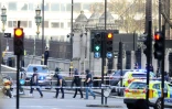 Des membres des forces de l'ordre sur le pont de Westminster, à Londres, le 22 mars 2017