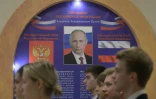 Des élèves d'un lycée font la file pour chanter l'hymne national russe lors de l'ouverture du scrutin dans un bureau de vote installé dans l'enceinte du lycée, à l'occasion des élections législatives russes à Donetsk, dans l'est de l'Ukraine sous contrôle russe, le 18 septembre 2026