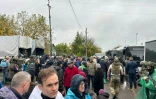 Ukraine : des habitants évacués d'Olechky, en proie à une crise humanitaire