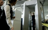 Une voyageuse passe dans un scanner de sécurité à l'aéroport d'Amsterdam-Schiphol, le 15 mai 2007 aux Pays-Bas
