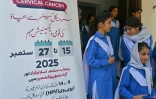 Des élèves quittent l'école après avoir reçu le vaccin contre le virus du papillome humain (VPH)  lors d'une campagne de vaccination contre le cancer du col de l'utérus, le 24 septembre 2025 à Islamabad, au Pakistan