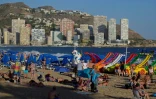 Des touristes sur la plage de Levante à Benidorm, au nord d'Alicante, en Espagne, le 10 septembre 2025 