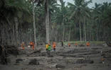 Les secours continuent de rechercher des victimes le 6 décembre 2021 après l'éruption du volcan Semeru, qui a tué au moins 15 personnes