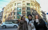 Des fans posent sur Huanghe Road, un lieu historique qui apparaît dans la série télévisée chinoise "Blossoms Shanghai" du réalisateur hongkongais Wong Kar-wai, le 7 janvier 2024 à Shanghai