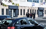 Des véhicules aux vitres brisées garés près de l'entrée du commissariat de police de Champigny-sur-Marne, le 11 octobre 2020