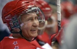 Le président russe Vladimir Poutine le 16 mai 2015 durant un match de hockey sur glace lors d'un tournoi à Sotchi