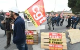 Des syndicalistes de la CGT bloquent l'entrée à la zone industrielle de Vitrolles le 26 mai 2016