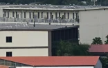 Bâtiment surmonté de ce qui semble être des antennes satellites Starlink, dans complexe KK Park dans le canton de Myawaddy en Birmanie photographié depuis Mae Sot en Thaïlande, le 17 septembre 2025