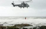 Un sauveteur en descente d'un hélicoptère EC725 Caracal de l'armée de l'air sur une plage des Sables-d'Olonne, le 7 juin 2019