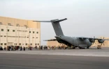 Des Afghans débarquent d'un avion militaire français Airbus A400M à la base aérienne 104 d'Al Dhafra, le 23 août 2021 aux Emirats arabes unis