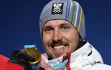 L'Autrichien Marcel Hirscher pose sur le podium avec sa médaille d'or remportée en slalom géant aux JO, le 18 février 2018 à Pyeongchang