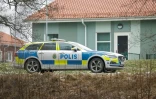 Une voiture de police près d'une école à Orebro en Suède, le 4 février 2025