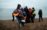 Des migrants secourus en mer par la RNLI débarquent sur une plage de Dungeness, au sud-est de l'Angleterre, le 24 novembre 2021
