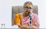 La nouvelle Première ministre du Népal Sushila Karki (C) lors d'une réunion, le 14 septembre 2025 à Katmandou