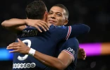 Le buteur Mauro Icardi enlacé par Kylian Mbappé, passeur décisif sur le but de la victoire du PSG sur Lyon à Paris, le 19 septembre 2021 